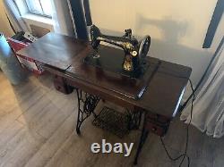 Vintage Antique 1911 Singer Treadle Sewing Machine With Desk
