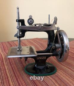 Vintage Antique 20-1 Mini Singer Child's Sewing Machine Hand Crank c. 1910s