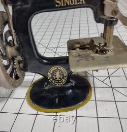 Vintage Antique 20-1 Mini Singer children's Sewing Machine Hand Crank c. 1930's