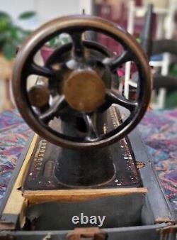 Vintage Antique SINGER Lotus 1906 Model 66 Sewing Machine WithCase H1162981