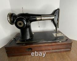 Vintage Antique Singer Black Gold Knee Lift Sewing Machine Wooden Locking Case