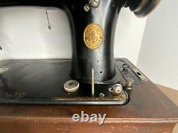 Vintage Antique Singer Black Gold Knee Lift Sewing Machine Wooden Locking Case