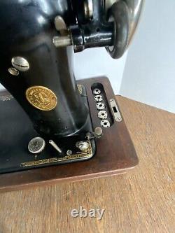 Vintage Antique Singer Black Gold Knee Lift Sewing Machine Wooden Locking Case