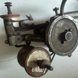 Vintage Antique Singer Carpet Stitcher Binder Hand Crank Sewing Machine