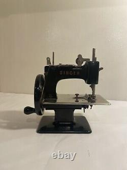 Vintage Antique Singer Child's Sewing Machine Model 20-10