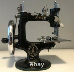 Vintage Antique Singer Model 20 Childs Toy Sewing Machine Sewhandy TSM