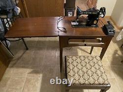 Vintage/Antique Singer Sewing Machine in Cabinet withStool