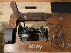 Vintage/Antique Singer Sewing Machine in Cabinet withStool