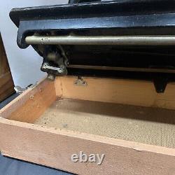 Vintage Antique Singer Sewing Machine with Case & Foot Pedal Model 66