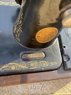 Vintage Antique Singer Sewing Machine with Wooden Case No Foot Pedal