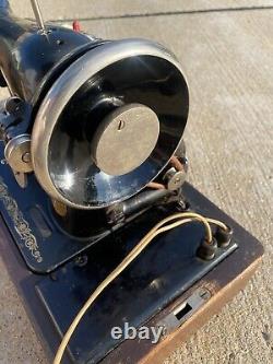 Vintage Antique Singer Sewing Machine with Wooden Case No Foot Pedal