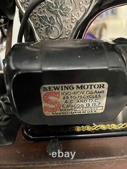 Vintage Antique Singer Sewing Machine with Wooden Locking Case 1940 Model 128