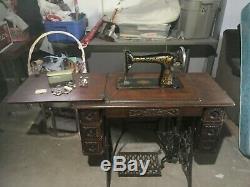 Vintage Antique Singer Treadle Sewing Machine in cabinet