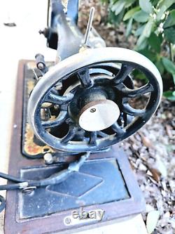 Vintage SINGER MANUFACTURING Co Sewing Machine with foot pedal in case