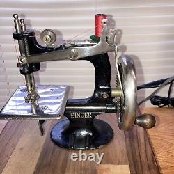 Vintage SINGER Model 20 Mini Child's Sewing Machine Sews Great! Approx 100 Years