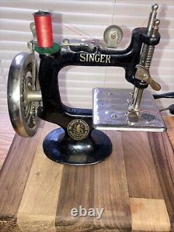 Vintage SINGER Model 20 Mini Child's Sewing Machine Sews Great! Approx 100 Years