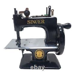 Vintage SINGER SEWHANDY Model No. 20 Sewing Machine withOriginal Box