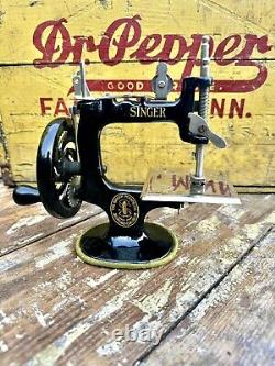 Vintage SINGER Sewhandy Child's Mini Sewing Machine Model 20 Antique