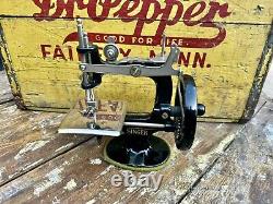 Vintage SINGER Sewhandy Child's Mini Sewing Machine Model 20 Antique