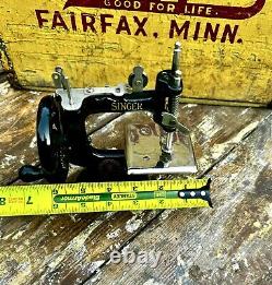 Vintage SINGER Sewhandy Child's Mini Sewing Machine Model 20 Antique