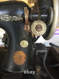 Vintage SINGER Sewing Machine WITH Foot Peddle AB672150 Antique Collectable