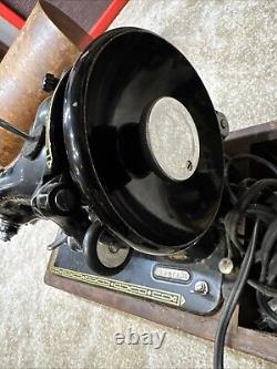 Vintage Singer 99K Sewing Machine 1920's With original Wooden case