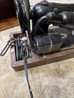 Vintage Singer 99K Sewing Machine 1920's With original Wooden case