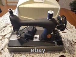 Vintage Singer Model 99. 1945 AG183845 Portable Sewing Machine With Case Tested