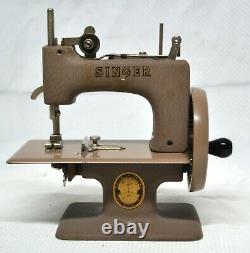 Vintage Singer Sewhandy Model#20 Childs Sewing machine in Box, withclamp BREN106