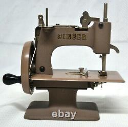 Vintage Singer Sewhandy Model#20 Childs Sewing machine in Box, withclamp BREN106