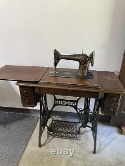 Vintage Singer Sewing Machine In Wood Cabinet