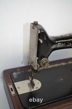 Vintage Singer Sewing Machine Model 99 With Carrying Case TESTED, WORKS
