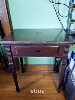 Vintage Singer Sewing Machine in Cabinet Circa 1926