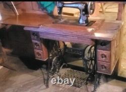 Vintage Singer Sewing Machine in Wood Cabinet