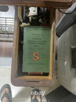 Vintage Singer sewing machine. Early 20th century. Model 1200-1