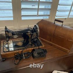 Vintage Singer sewing machine Manufactured 1910 serial G8908255 with wooden case