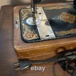 Vintage Singer sewing machine Manufactured 1910 serial G8908255 with wooden case