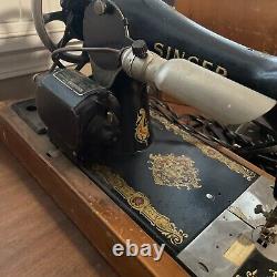 Vintage Singer sewing machine Manufactured 1910 serial G8908255 with wooden case