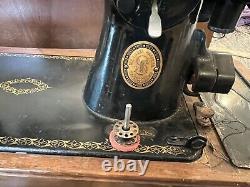 Vtg Travel Singer portable electric sewing machine 15-41 Year 1952 Wood case