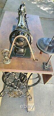 WORKING 1918 Singer 31-15, Sewing Machine ON TREADLE STAND, No Power Needed