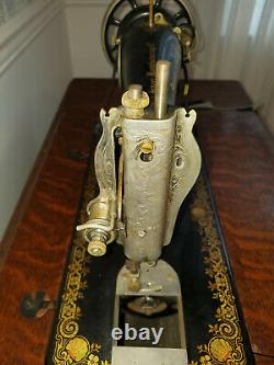 1910 Singer Treadle Sewing Machine Avec 7 Tiroirs Cabinet Exc. Condition Extras
