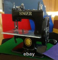 1920's Antique Singer Model 20 Child’s Sewing Machine Withoriginal Case 10x8x5 In