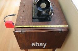 1926 Singer Sewing Machine Avec Singer No 40 Sewing Table / Cabinet Dark Walnut