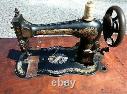Antiquaire 1889 Singer Treadle Sewing Machine Fiddle Base, Shuttle, Modèle 27 Vs2