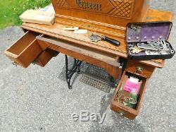 Antique 1890. Reine Treadle Machine À Coudre Fiddle Cercueil Base Haut Chêne Cabinet