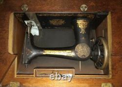 Antique 1899 Singer Treadle Machine À Coudre Dans L'armoire