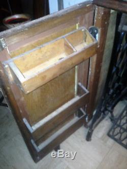Antique 1925 Fonte Treadle Base Chanteur Machine À Coudre En Chêne Cabinet
