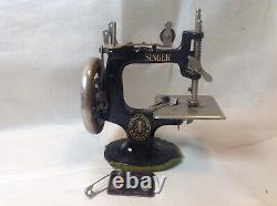 Antique Black Singer Machine À Coudre Miniature Avec Étiquette En Métal