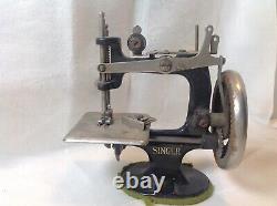 Antique Black Singer Machine À Coudre Miniature Avec Étiquette En Métal