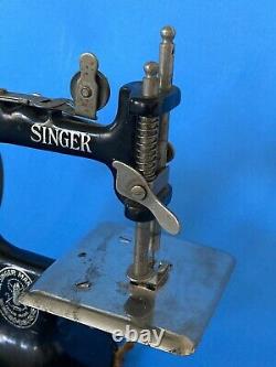 Antique Childs Singer Machine À Coudre 1900s #20 Oval Base Works Hand Crane USA